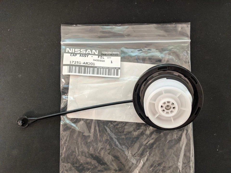 Conjunto de tapa de llenado de tanque de combustible Nissan original OEM para Armada Titan (17251-AR201) Foto 2 de 4