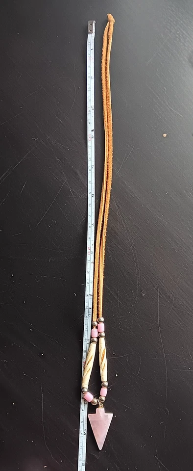 Colar pingente ponta de flecha quartzo rosa 14,5 miçangas e cordão de camurça - Imagem 4 de 4