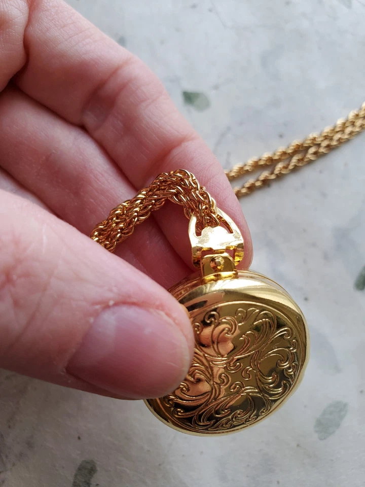 Collar Colgante Medallón Imagen 4 Vías Grabado Avon NR Cadena Tono Dorado De Colección (?) Foto 4 de 4