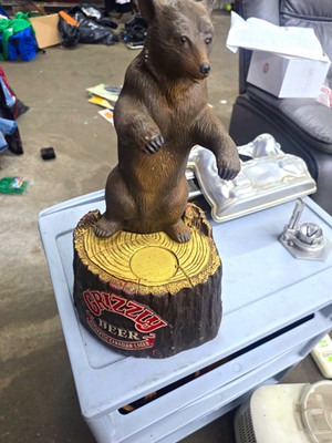 Grizzly Beer Breweriana Bear on Stump Bar Display Sign Van Machine NY 1984