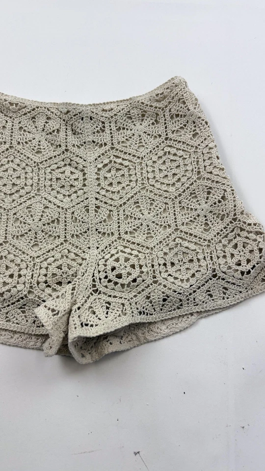 Shorts feminino H&M XS bege crochê renda forrado boho festival verão praia marfim - Imagem 2 de 4