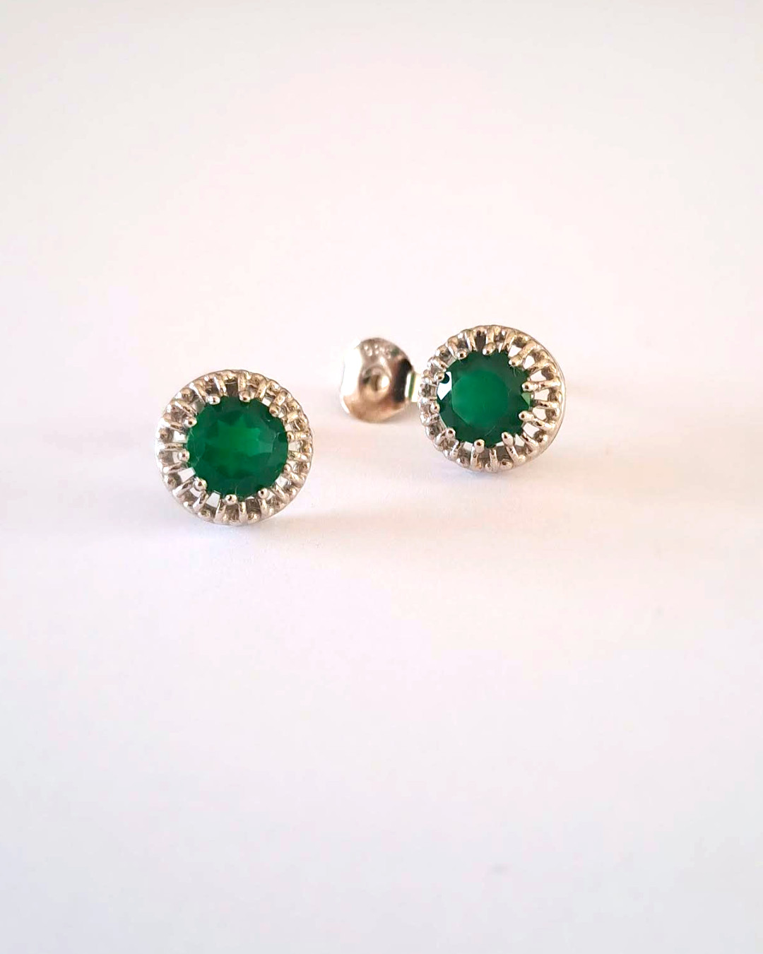 Boucles d'oreilles agate verte en argent et or blanc, le bijou idéal pour le bureau