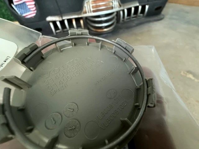 (1) New Genuine Volvo Center Wheel Cap - 31400452 same as dealer - Image 2 of 4