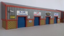 Calibre OO / 4mm / Unidad Industrial Medio Relieve Escala 1:76 / Kit de Almacén - Señales y