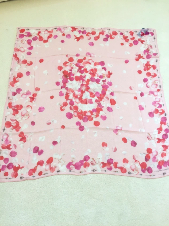 ALEXANDER MCQUEEN Mantón Bufanda Cuadrada Hecho en ITALIA Pétalo Calavera Gasa 53x53" Foto 3 de 4