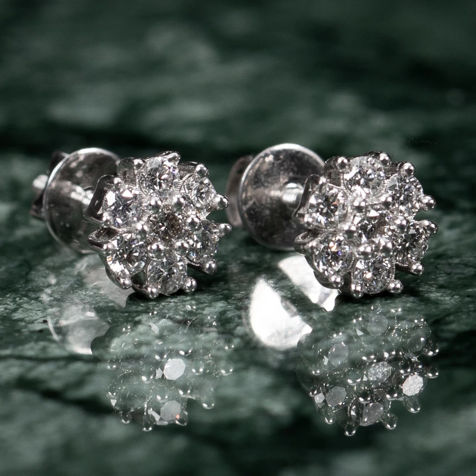Aretes pequeños de oro blanco de 14 quilates con diamantes naturales de 0,35 quilates con racimo de flores Foto 2 de 4