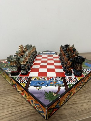 Keramik Schachspiel Brett mit allen 32 Schachfiguren Ecuador. Inkas Vs Spanier