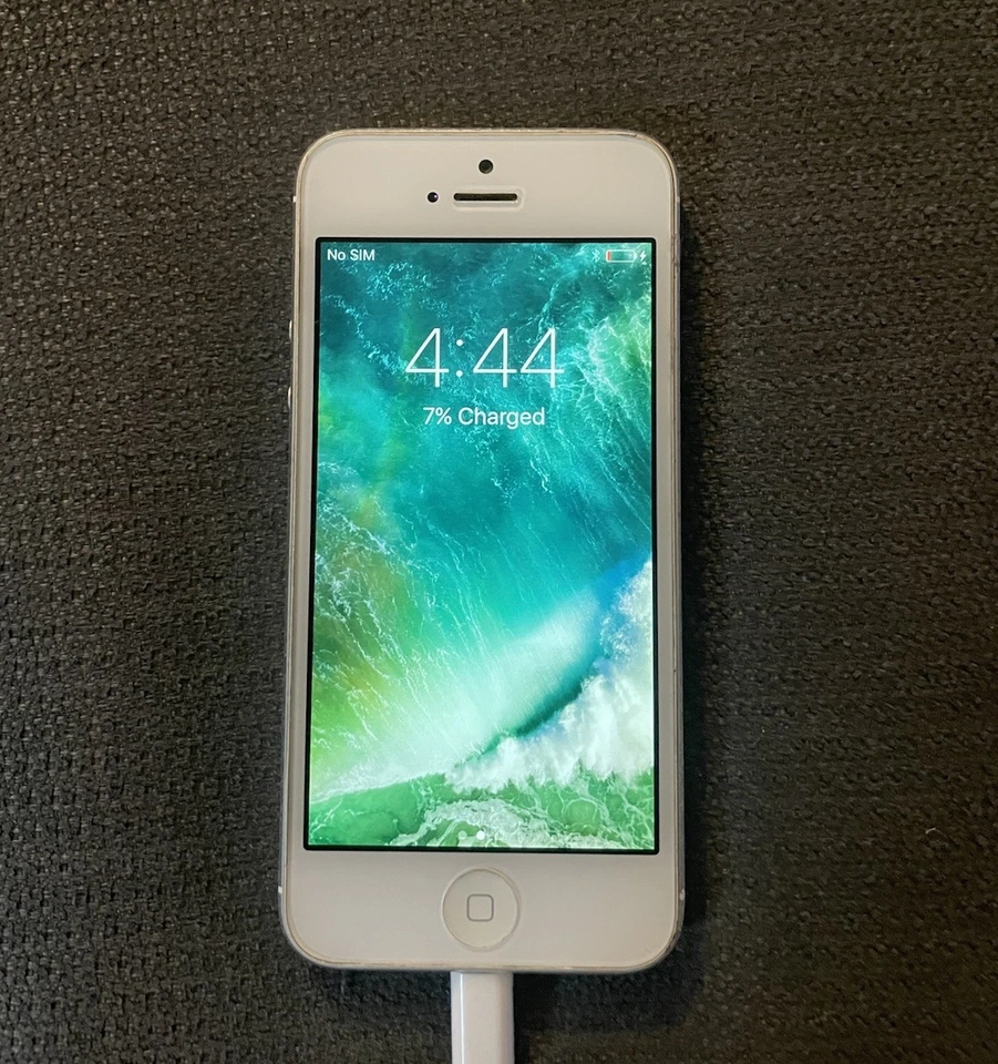 Apple iPhone 5 Model A1428 Pre-Owned UNLOCKED Great condition - Image 3 of 3