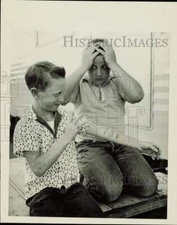 1961 Press Photo Bill Johnston is horrified by Aaron Colvin's arm, Sunnyvale CA