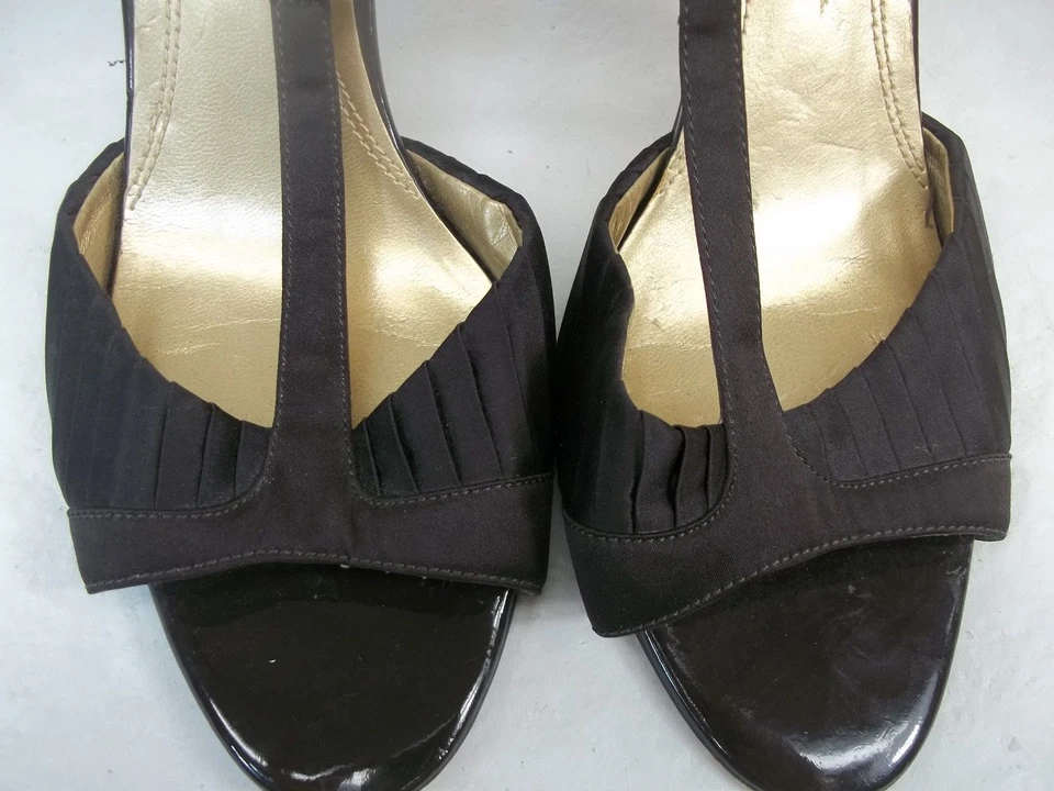 Tacones Ellen Tracy Wos JADA US 7.5 Tela Marrón Suela de Cuero Correa en T Vacaciones Año Nuevo  Foto 3 de 4