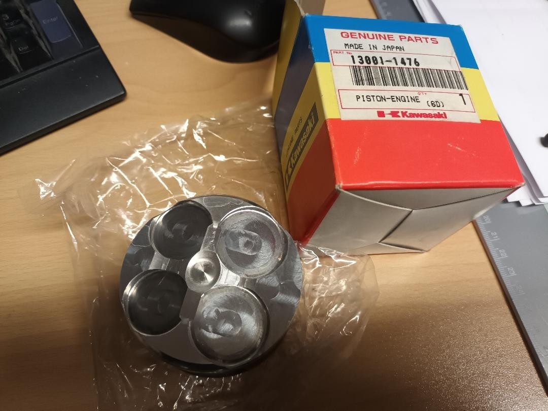 KAWASAKI ZX7-RR (RACE BIKE)  NEW  GENUINE STD SIZE PISTON  13001-1476