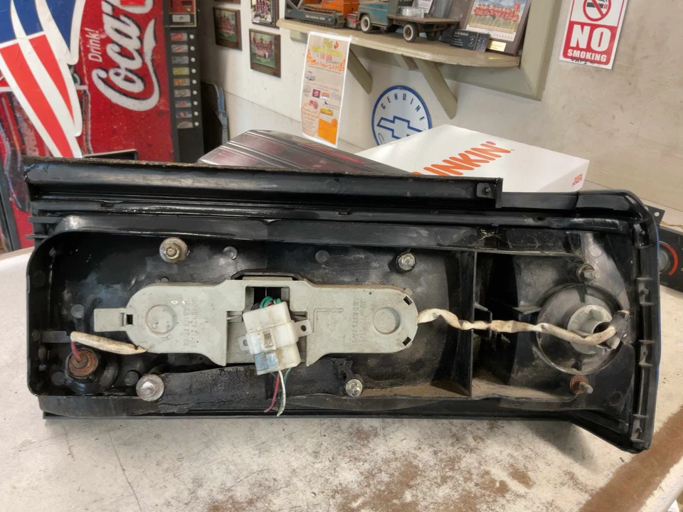 Conjunto de luz trasera izquierda MITSUBISHI STARION 84 85 86 87 88 89 LH LUZ TRASERA EXTERIOR Foto 3 de 3