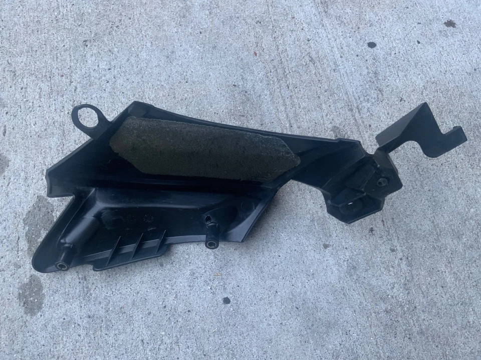 Yamaha YZF R6L R6 Y526 2004) negro interior lado derecho cuello cubierta panel Foto 2 de 3