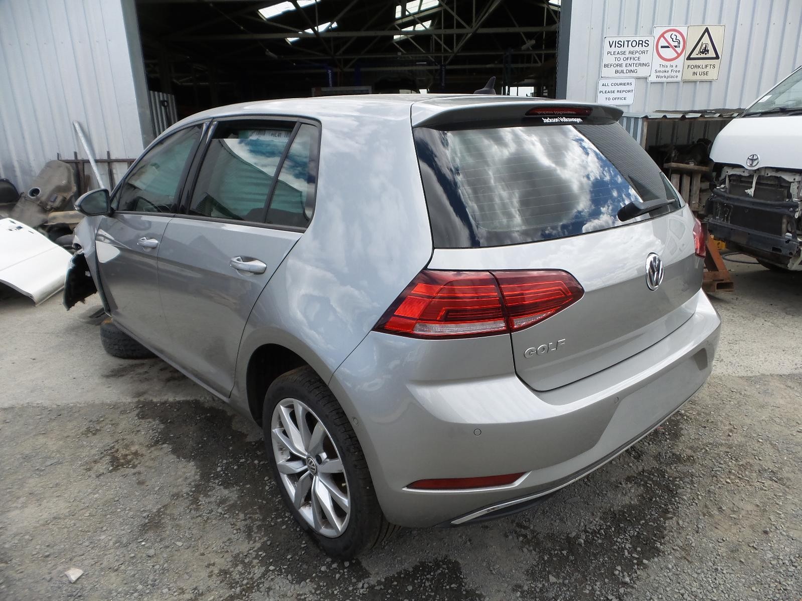 2018 Volkswagen Golf HEADREST CENTRE REAR GEN 7 CLOTH COMFORTLINE 12/12-08/20 image 7