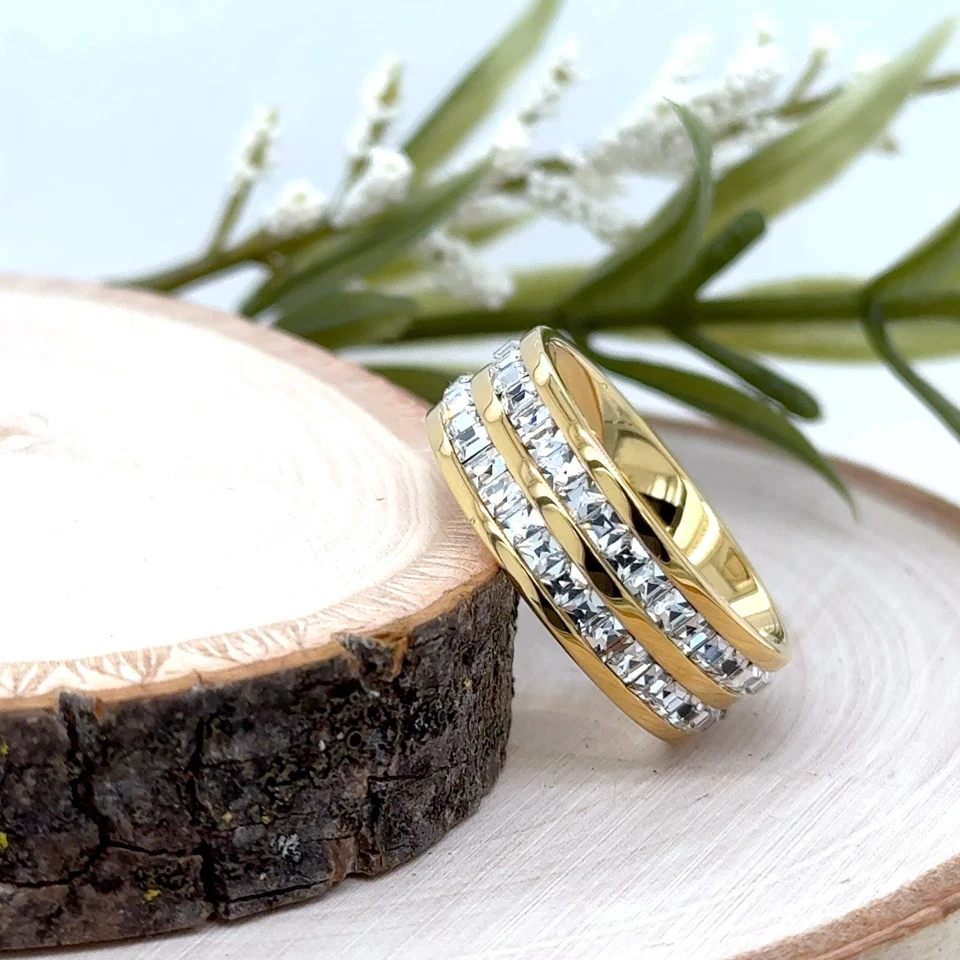 Alianza hipoalergénica para hombre de titanio chapado en oro de 8 mm con filas de circonitas dobles Foto 4 de 4