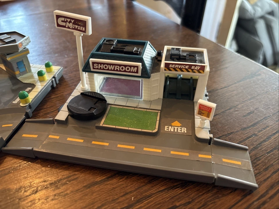 VTG 1992 Galoob Micro Machines Shell Gas Service Station City Motors Corners Lot - Image 2 of 4