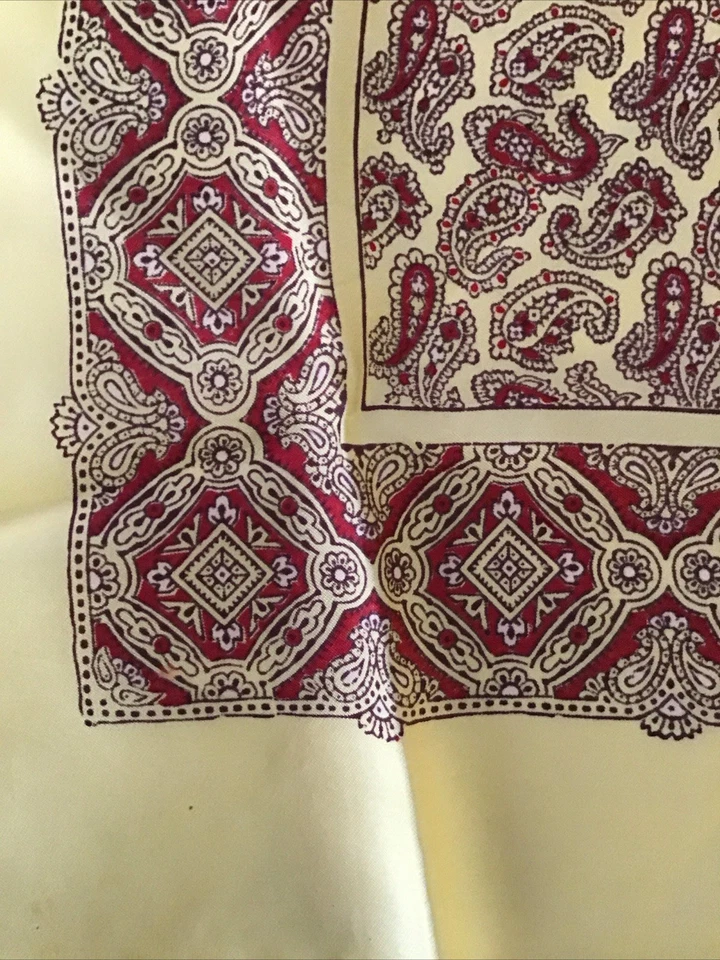 Cuadrado de bolsillo de seda, cachemir rojo y amarillo con borde geométrico. 17x17 Foto 2 de 4