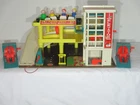 VINTAGE 70's FISHER PRICE LITTLE PEOPLE PLAY FAMILY PARKING GARAGE RAMP GAS CARS