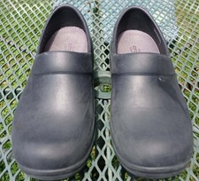 CROC CLOG WORK SHOES SLIP RESISTANT, NON-MARKING WOMEN'S SIZE 8 pre-owned