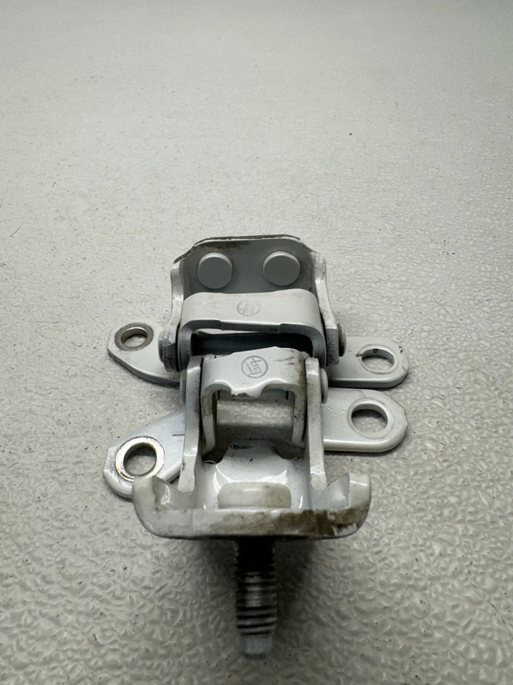 1997 - 2001 LEXUS ES300 REAR RIGHT LOWER AND UPPER DOOR HINGE WHITE OEM 231967 - Изображение 2 из 4