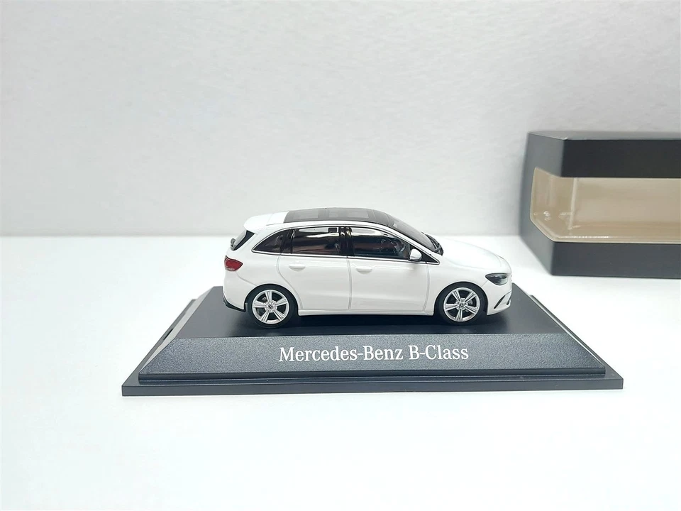 Mercedes-Benz B-Klasse (W247) Bianco del 2018 - 1/43 Herpa art. B66960457 - Immagine 4 di 4