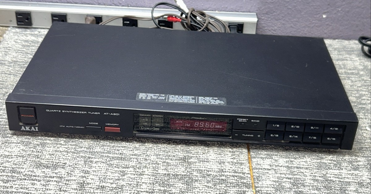 Akai AT-A301 Quartz Synthesizer AM/FM Receiver Tuner Black. Pre