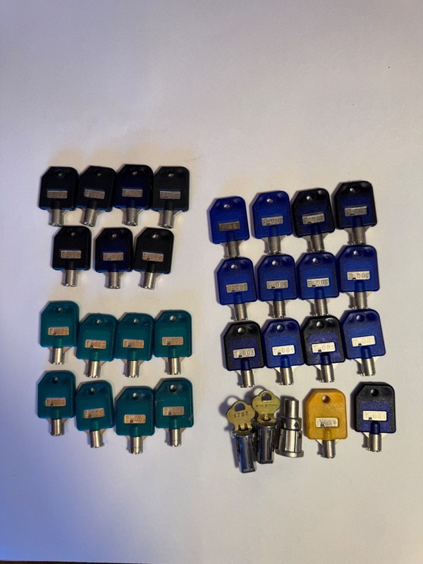 Lot of 31 keys for 1800 Vending, LYPC, SSF, V-Line, NAV, T-PICO, Pro Line barrel