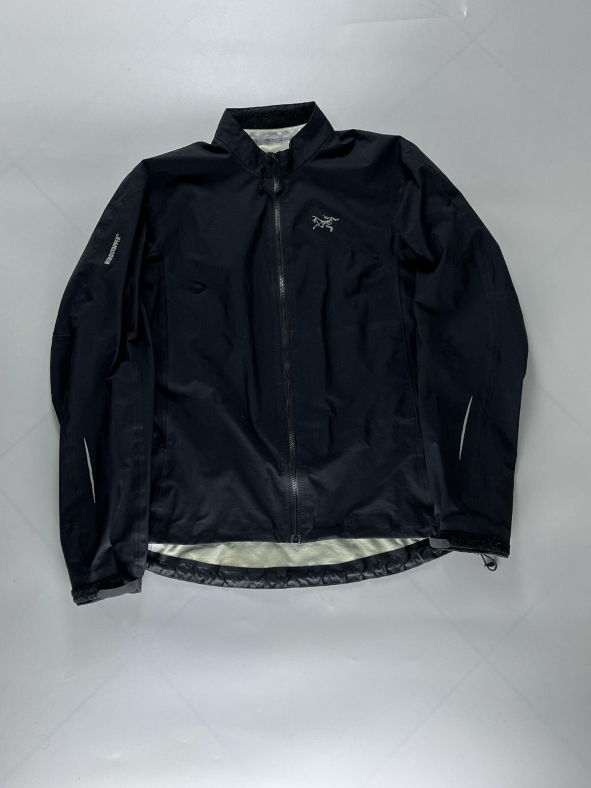 ARC'TERYX Giacca a vento Arcteryx donna nera con cerniera frontale e dettaglio riflettente