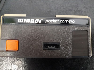 VINTAGE KODAK 110 FILM WINNER POCKET CAMERA WITH FLASH-BAR, BOX OF