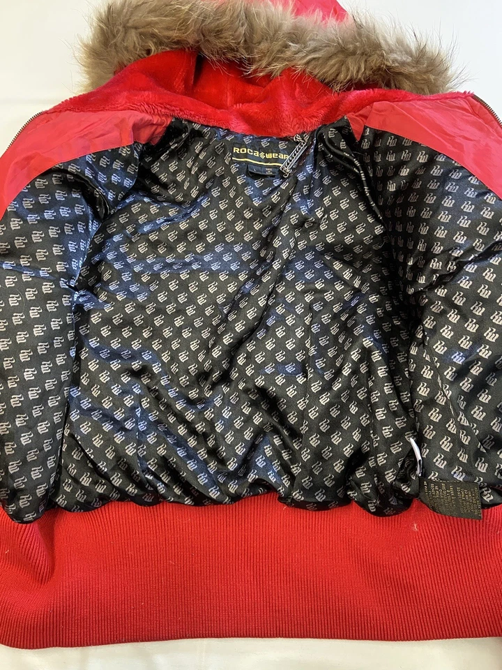 Jaqueta acolchoada feminina ROCAWEAR vermelha vintage Y2K com capuz de penas tamanho G - Imagem 4 de 4