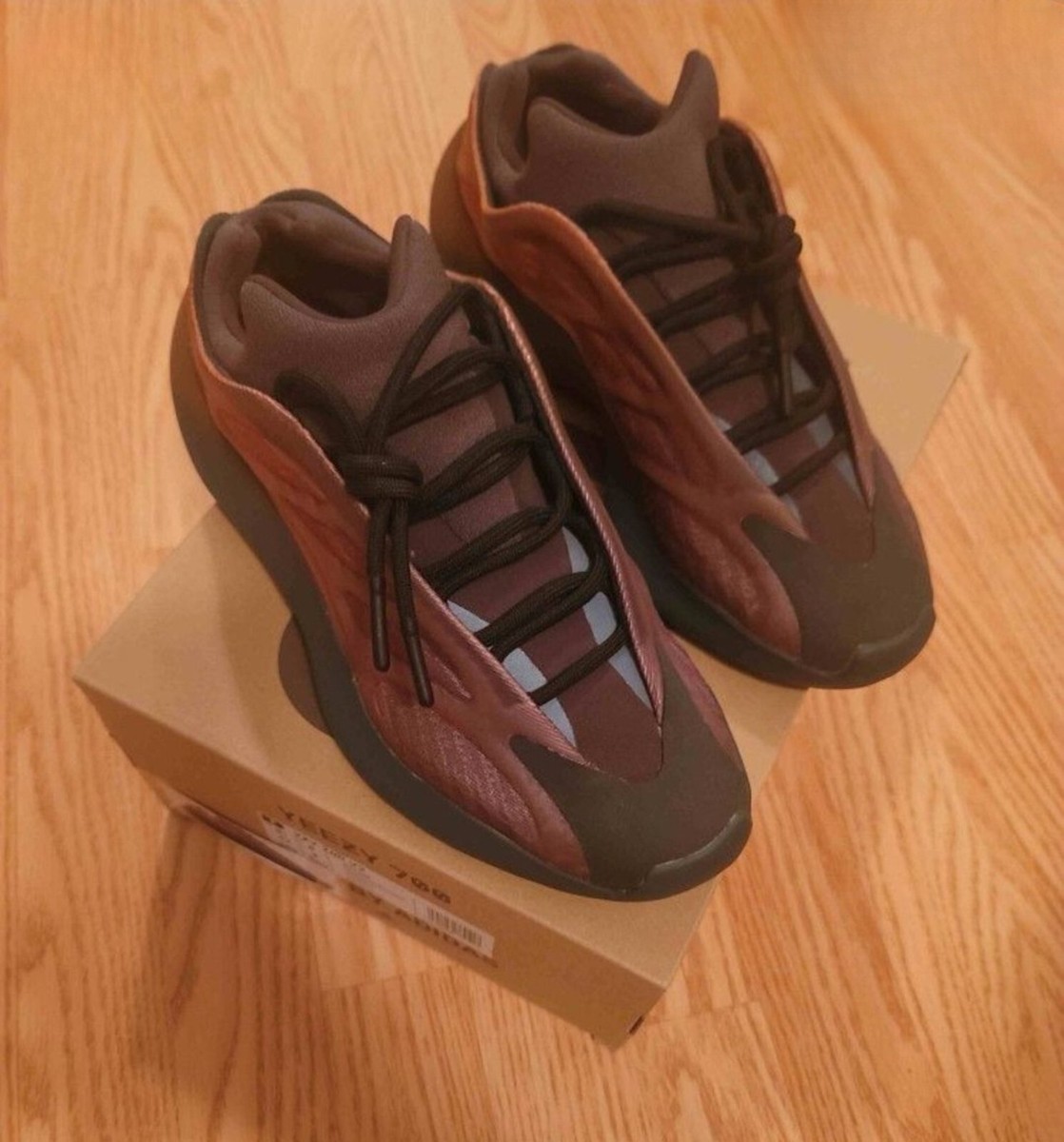 Adidas Yeezy 700 V3 Copper Fade - Size 8.5 Men display picture 2