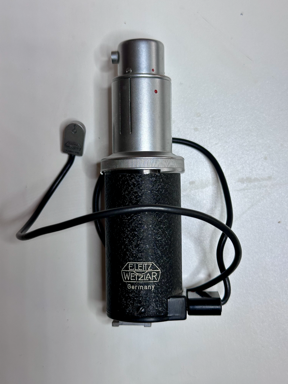 Leica Leitz CEYOO Synchroblitzer flash bulb unit w/ cord. Untested.
