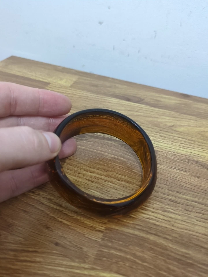 Brazalete jaspeado remolino ámbar profundo color plástico brazalete diseño retro años 70 Foto 3 de 4