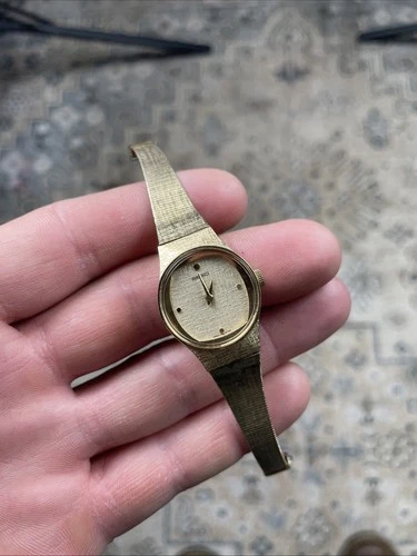 Seiko Quartz Women's Vintage 90's Gold Tone Dainty Elegant Bracelet Watch Petite