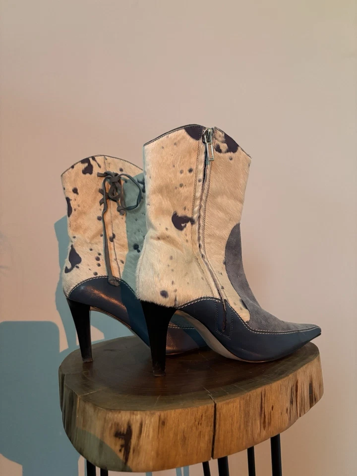 Rare Vintage Nordstrom Vis A Vie Blue And White Cowhide Pointed Toe Heel Boots - Image 2 of 4