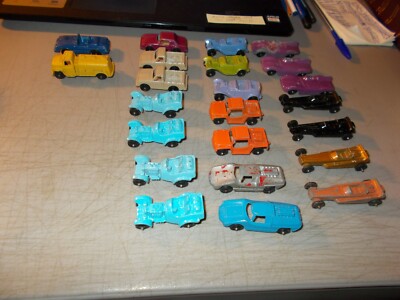 LOT OF 23 TOOTSIETOY CARS AND TRUCKS SOME WITH PLAYWEAR SOME NICE 2'' LONG