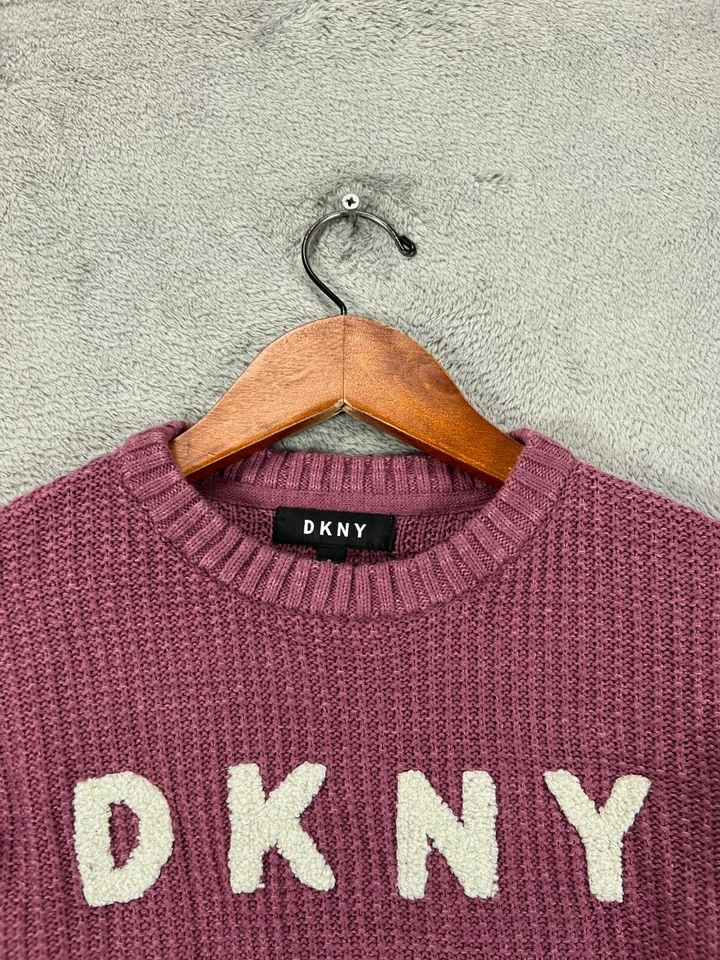 Suéter DKNY Niñas Pequeño Rosa Tejido Grueso Marfil Logo Lazo Manga Trenzada Algodón Foto 2 de 4
