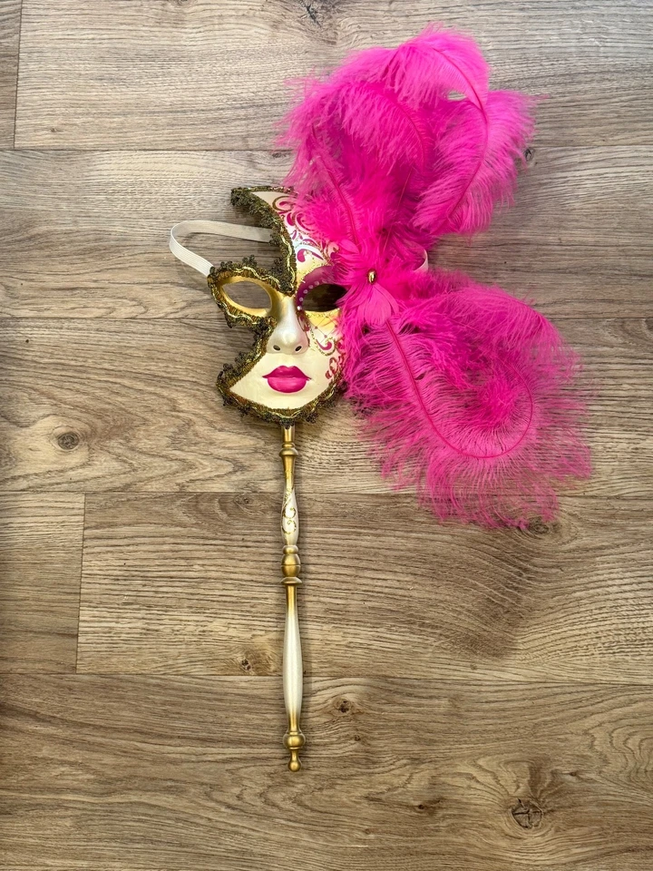 Máscara veneciana pintada a mano hecha en Italia  Foto 3 de 4