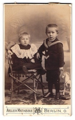 Fotografie Atelier Mathesie, Berlin, Kleiner Junge im Matrosenanzug mit Geschwi 