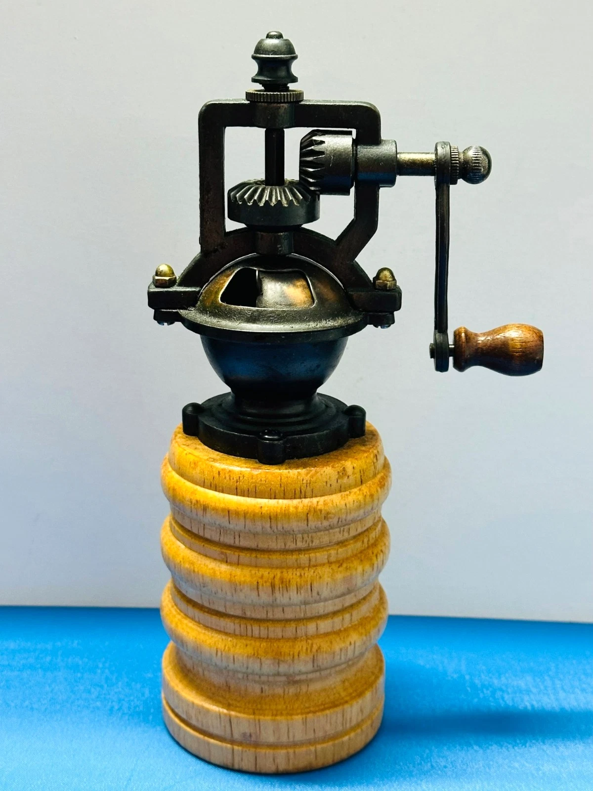 Antique Hand-crank Pepper Spice Grinder Shaker Handmade Gear Metal Mill Wooden