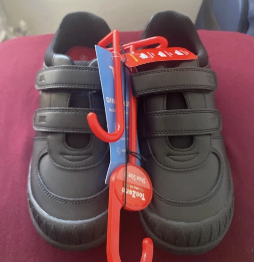 Zapatos Dino ToeZone® negros para niños 1 nuevos con etiquetas