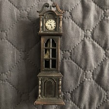 Mosiężna figurka dekoracyjna zegar stojący 9cm z temperką