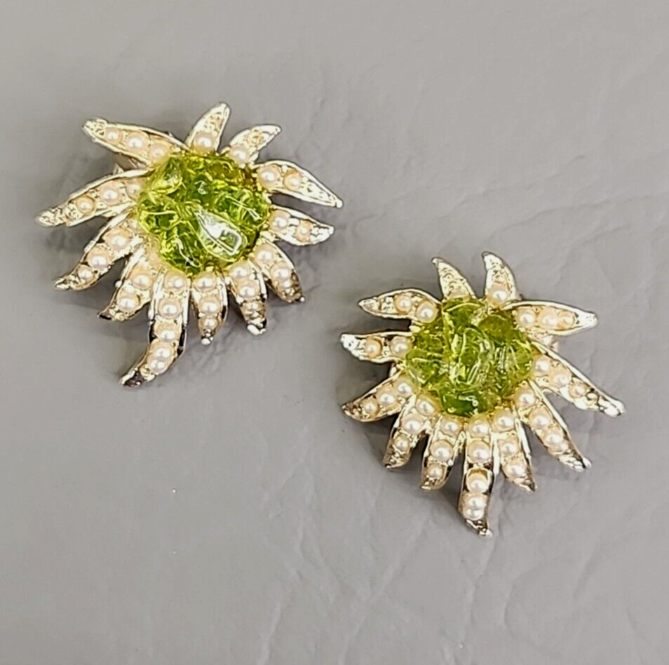 Pendientes con clip de peridoto de celebridades de Nueva York de colección piedras con astillas verdes perlas sintéticas Sunburst