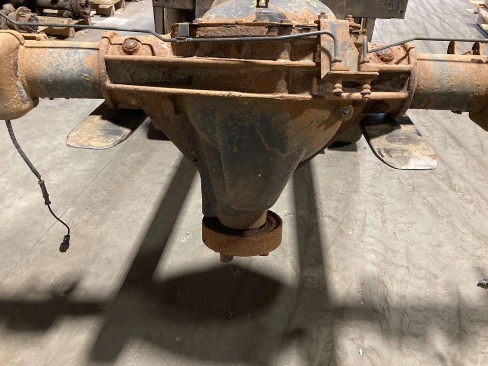 Used Rear Axle Assembly Rear fits: 2016 Chevrolet Silverado 2500 pickup w/fill p Foto 2 de 4