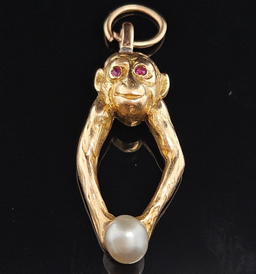 14K Gold RUBY EYE MONKEY HOLDING PEARL Charm Pendant 3D Vintage