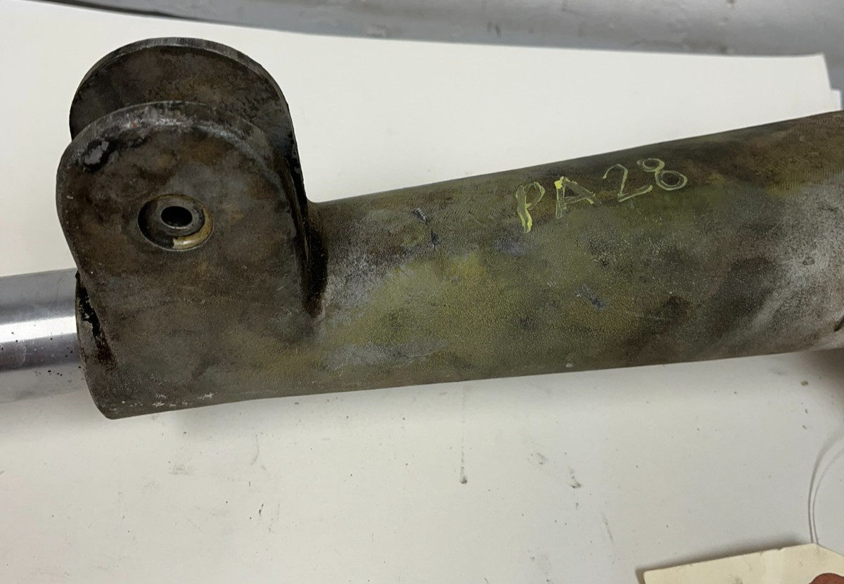 PIPER PA-28 MAIN LANDING GEAR LEG STRUT CYLINDER AXLE 63305-4 AIRCRAFT