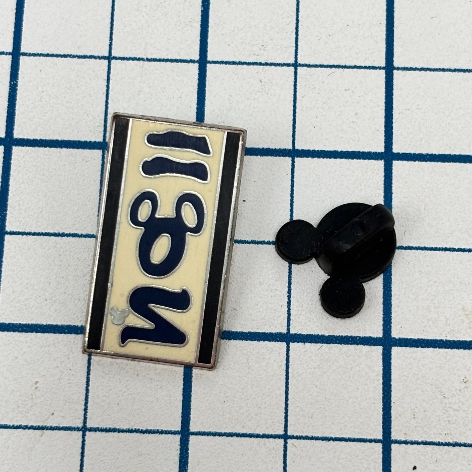Walt Disney World Animal Kingdom Lodge Resort Pin Hidden Mickey Mouse 2010