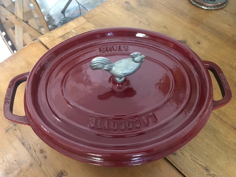 Staub La Cocotte #31 5,75 Qt Ovalado Horno Holandés Gallo Esmalte Hierro Fundido Cereza Foto 3 de 4
