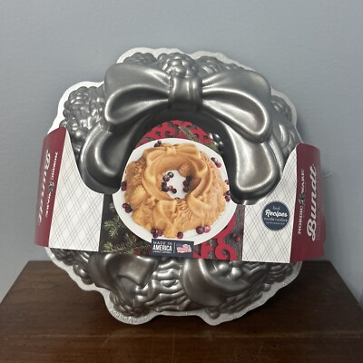 Nordic Ware Holiday Wreath with Ribbon Bundt Cake Pan Heavy Cast Aluminum  NEW
