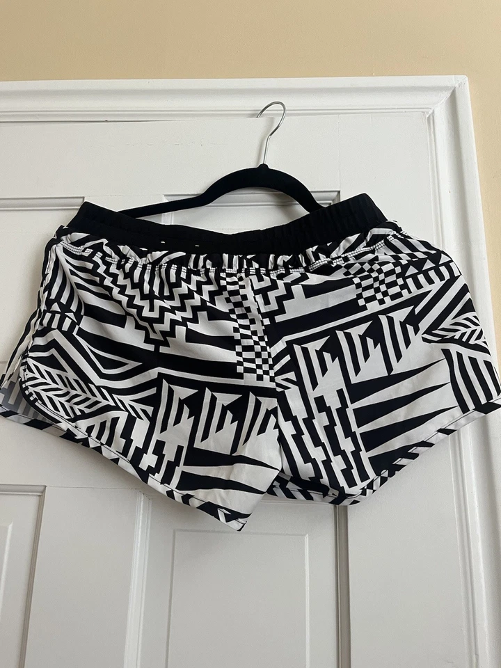 Pantalones Cortos City Streets Juniors Talla M Precio de venta sugerido por el fabricante $32.00 Negro-blanco Azteca Tribal Polines Foto 2 de 4